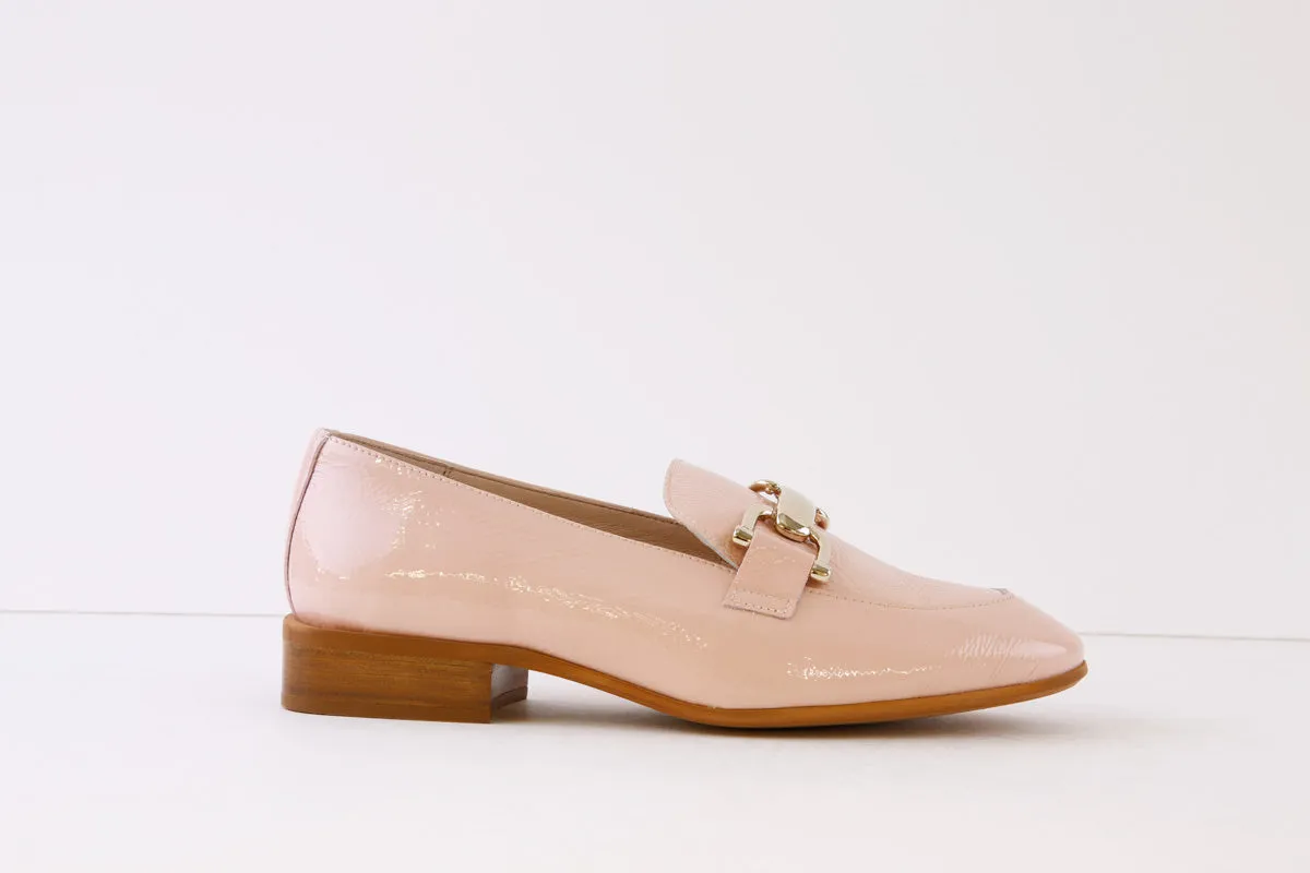 WONDERS - B-7633 FLAT SLIP-ON SHOE WITH GOLD CHAIN - BABY PINK PATENT