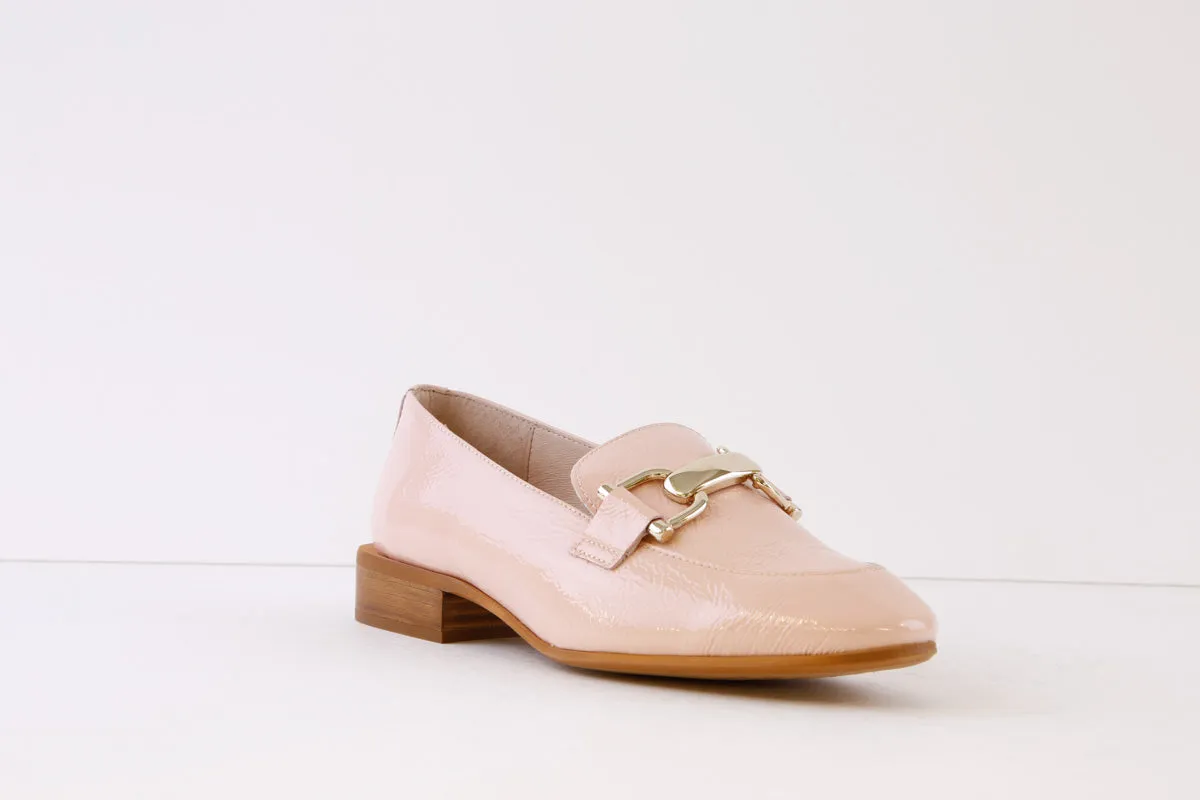 WONDERS - B-7633 FLAT SLIP-ON SHOE WITH GOLD CHAIN - BABY PINK PATENT