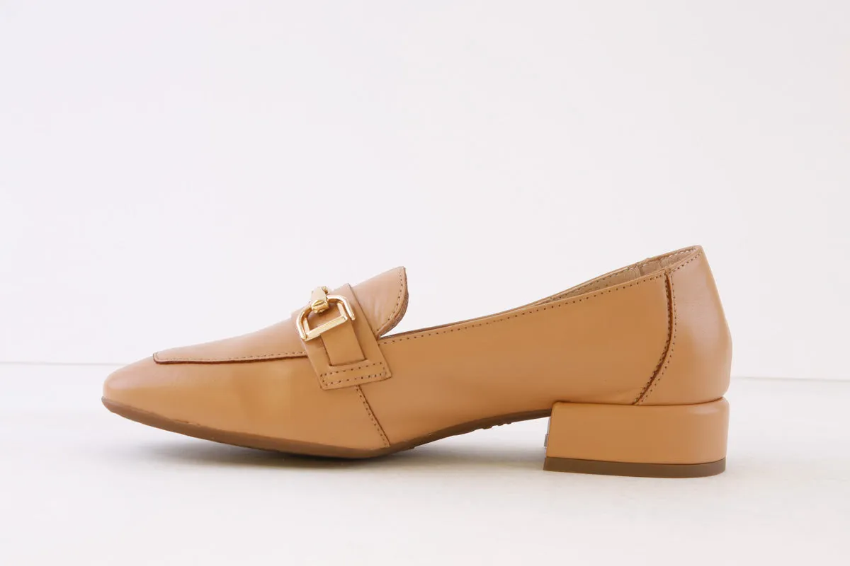 WONDERS - C-5030 SLIP-ON LOAFER - CAMEL LEATHER WITH CHAIN DETAIL