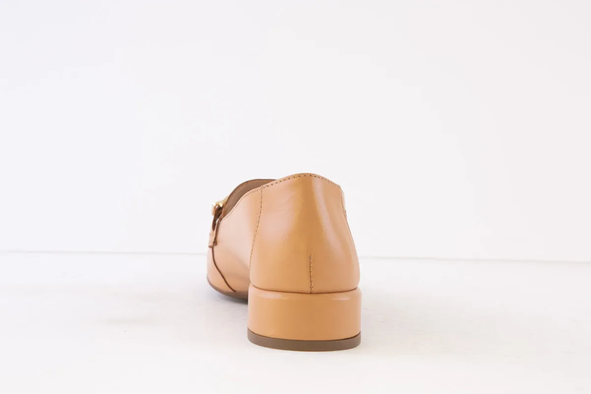 WONDERS - C-5030 SLIP-ON LOAFER - CAMEL LEATHER WITH CHAIN DETAIL